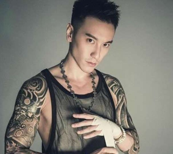 明星纹身有故事，杨颖为爱纹身多处，王菲谢霆锋疑似情侣纹身_【快资讯】