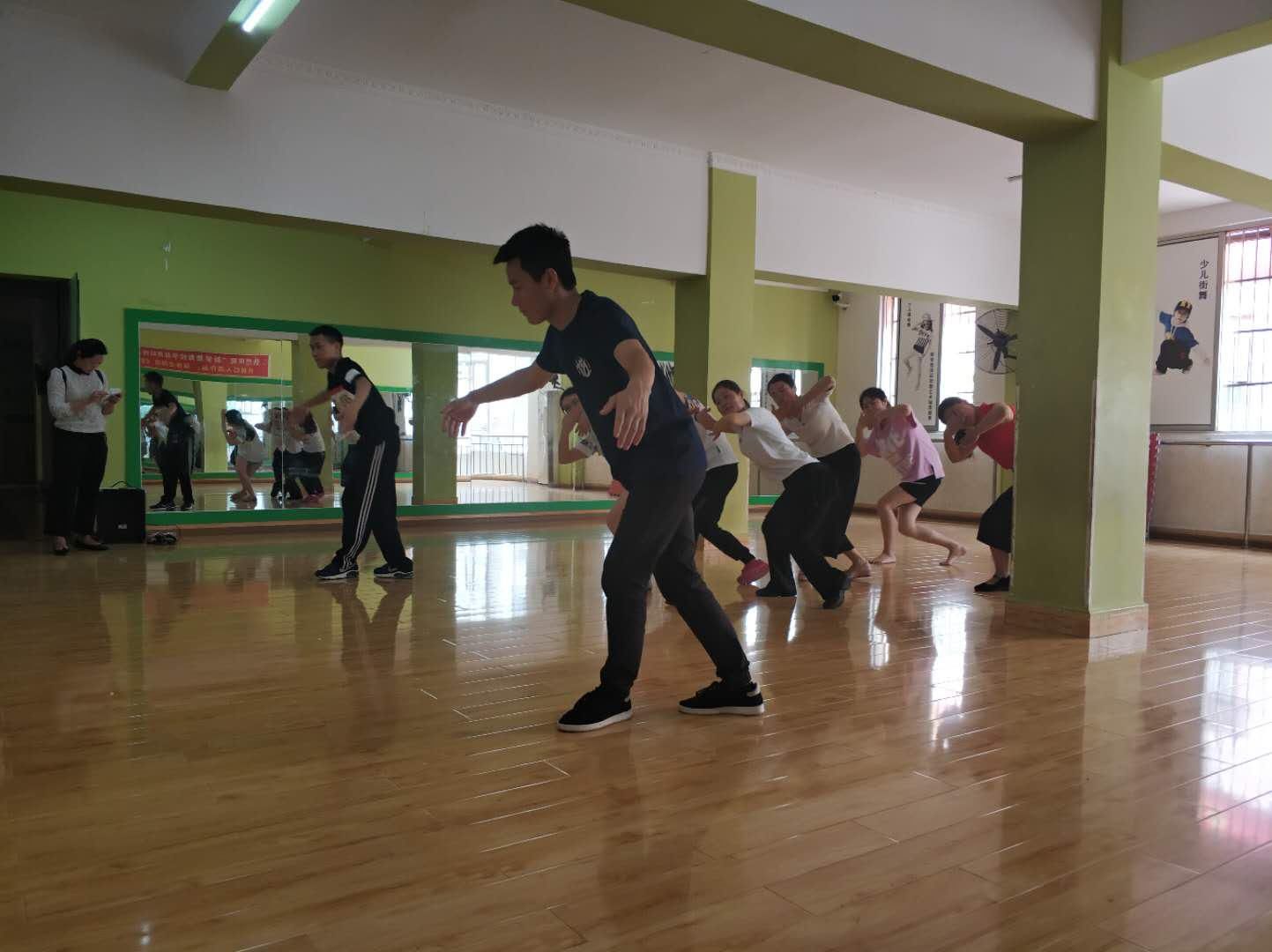 成都高新区:三岔镇志愿者舞蹈队开展集中培训