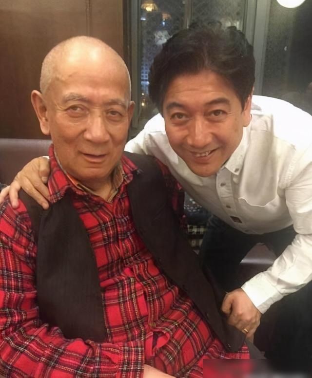 央视主持人水均益，抛弃瘫痪妻？却养智障大哥16年？