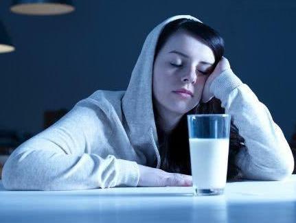晚上喝牛奶,能助眠吗?医生提醒:这3类人,晚上