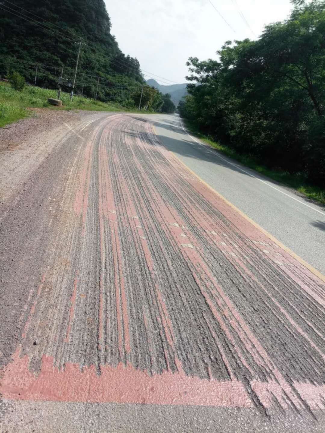 【关注民生】关于恭城县内新铺红色减速带被铲