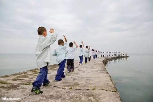 十岁女孩考上大专,在家上学很神奇吗?