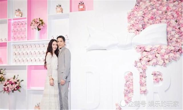 向佐情场职场兼得，继获奖之后，妻子又于中秋节产女！