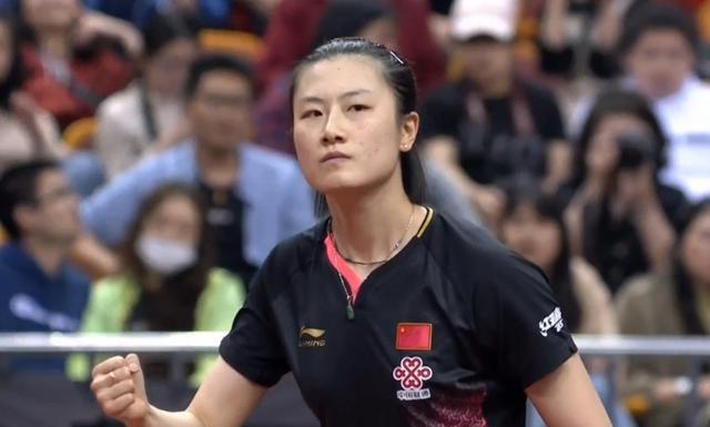 丁宁背蓝水袋+刘诗雯套皮筋!国乒体能训练花样