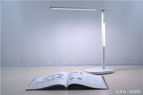 欧普携手华为HiLink 首款 AA 级标准智能台灯 