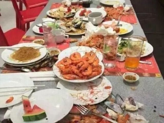 泰国自助餐“新模式”，中国游客一顿“将近8盘”!外网友:服了