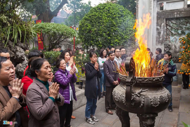 越南人春节期间纷纷前往寺庙祈福，一度致街道拥堵