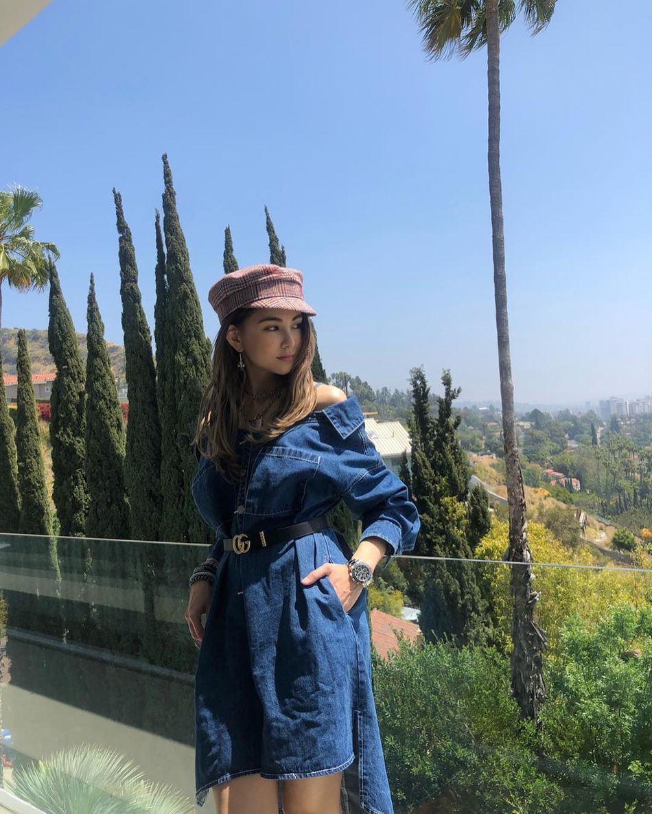 组图:昆凌穿复古牛仔裙小露香肩秀美腿 头戴贝