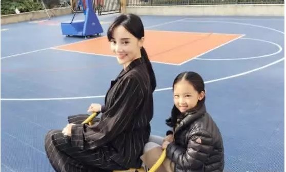 她被说像是甜馨的双胞胎妹妹,你们觉得呢