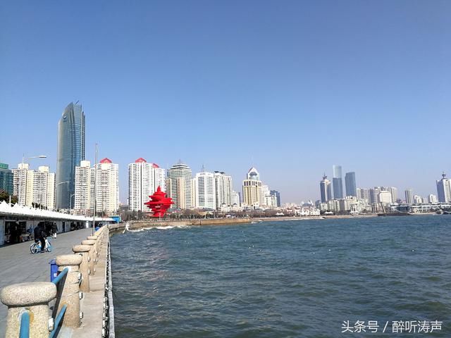 青岛: 冬日暖阳当空照 悠游海边慢步跑