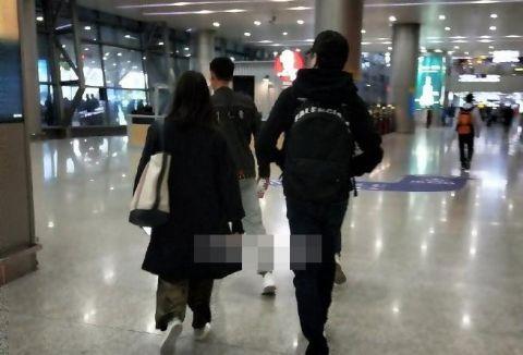 赵丽颖出月子后冯绍峰正式复出工作,现身机场