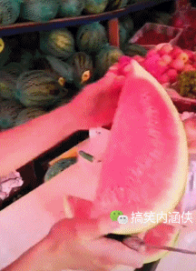 搞笑gif图妹子这么大的人了注意点形象好吗,要一个孩帮你遮挡