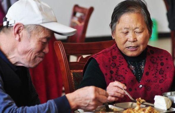 母亲70岁生日，我带回来一个人，母亲和他再婚，我笑着叫声“爸”