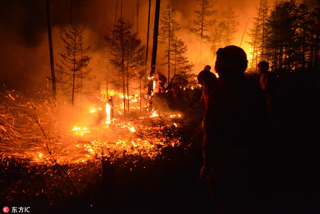 雷劈致大兴安岭火灾 500余人挖8.5公里隔离带救火