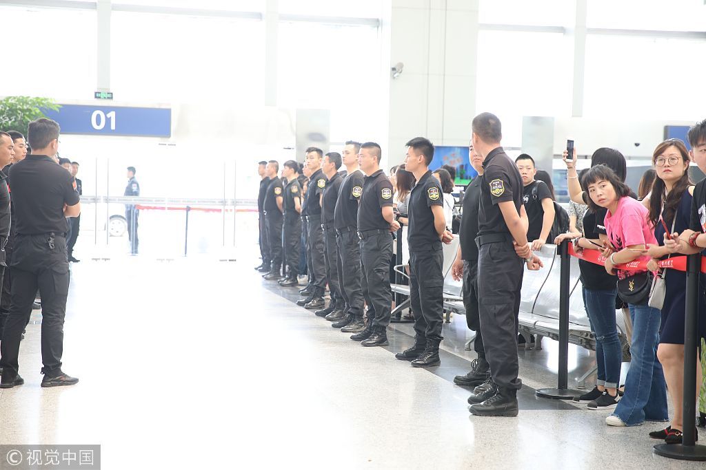 巨星待遇!周杰伦离成都 机场出动多名保安