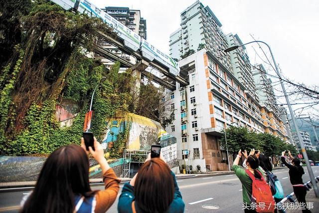 网红重庆李子坝站的观景平台还未修好,周边居