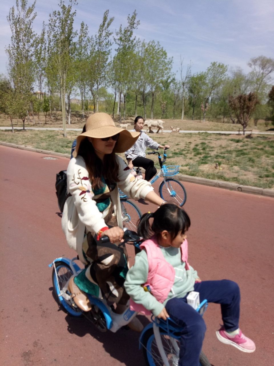 山东滨州一风景区现母女共享单车 路人高呼帅
