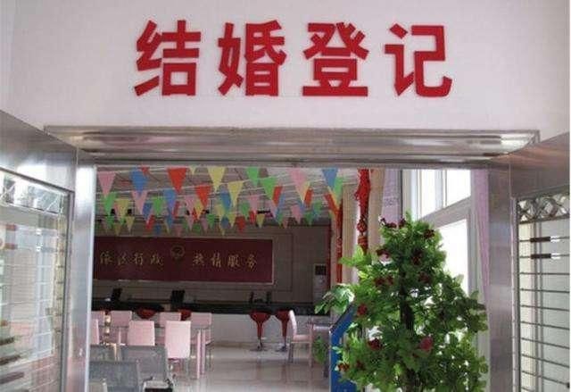 前妻哭着求我复婚,到民政局门口我收到一条短信,掉头
