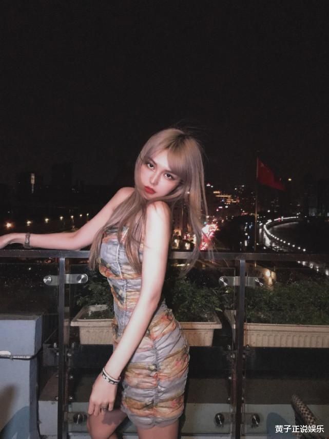 周扬青与安琦同框现身夜上海，两人都是高颜值，脸上黑痣意外抢镜
