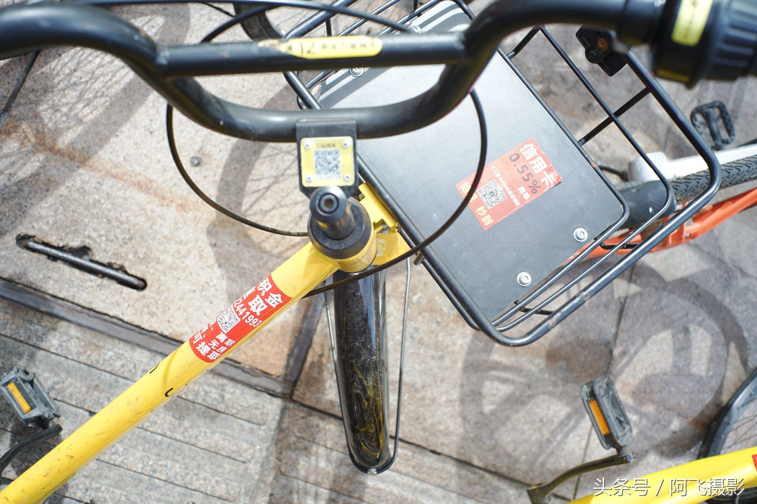 小伙专贴共享单车小广告 一日贴千张赚百元