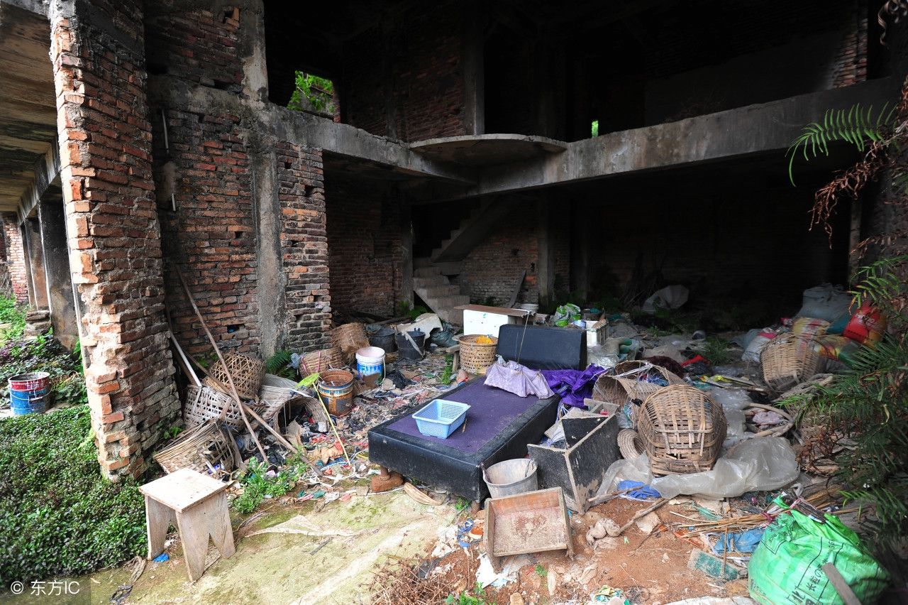 大片别墅群遭遗弃近30年，村民争着种菜养鸡成为外来务工者蜗居地