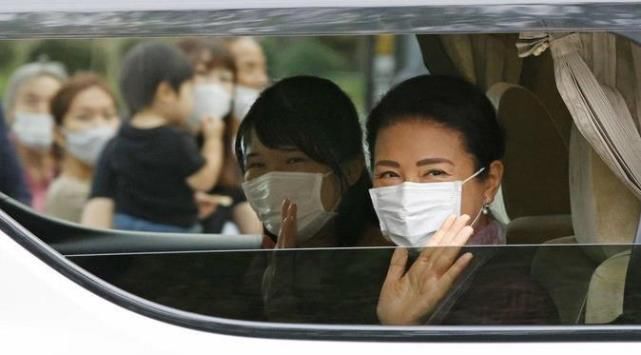 日本天皇一家乘车去皇宫，18岁爱子公主面容丰盈，半年内首度亮相