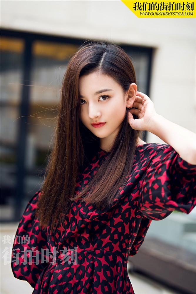 宋祖儿最新写真曝光 娇俏少女玩转复古红裙