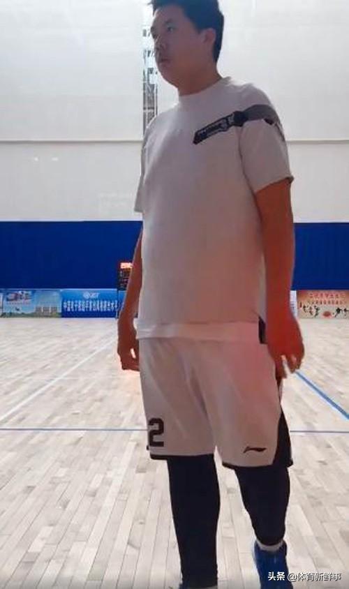 王治郅儿子进U15名单!15岁身高2米05膀大腰圆