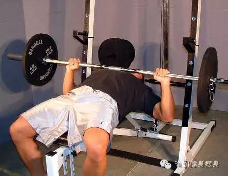 最新哑铃锻炼胸肌动作图解大全