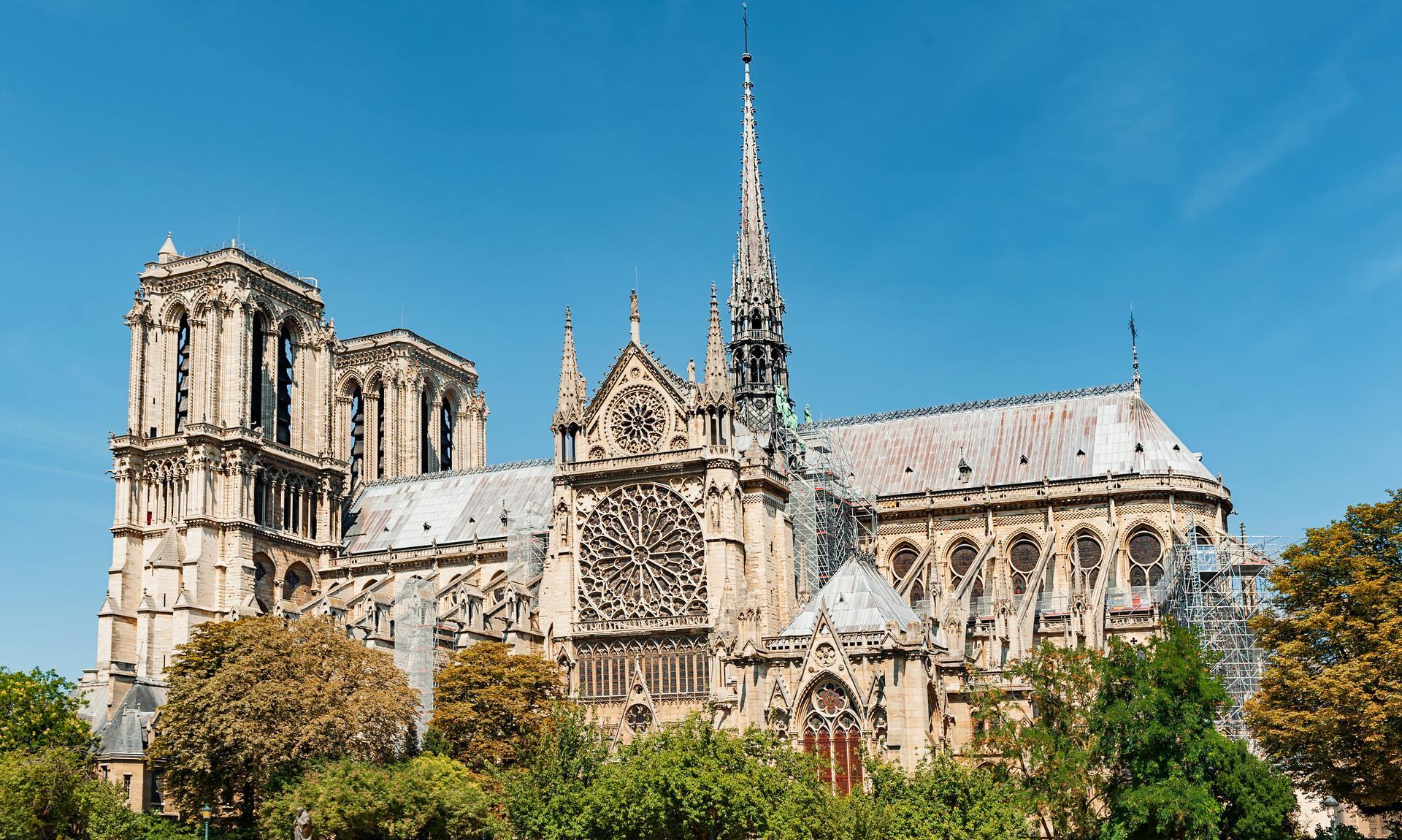 法国的标志之一巴黎圣母院,已有856年,起火之