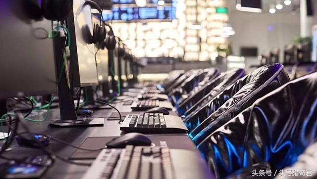 LOL主播大司马的真皮网咖正式开业,大堂区一