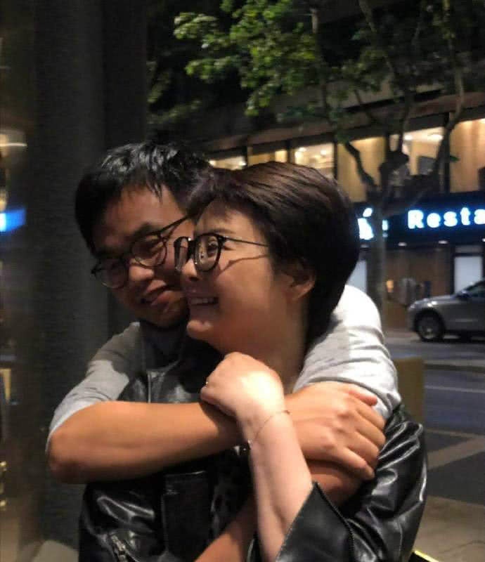 袁立秀恩爱奉上丈夫诗歌惹争议,力赞丈夫有才