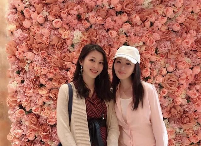 杨钰莹粉色衬衫搭花式头巾，48岁青春依然靓美，少女心元气满满