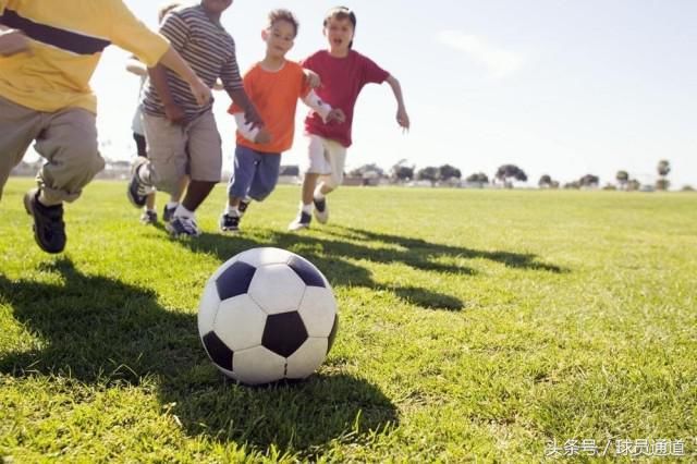到底孩子几岁开始学踢足球最好?