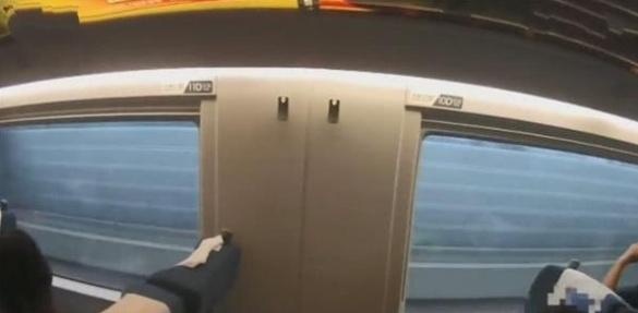 又现高铁霸座女!车厢内殴打乘客被拘,还叫嚣:有