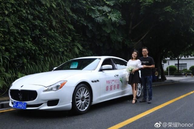 荣耀10GT铃兰白七夕花式撒狗粮:玛莎拉蒂送机