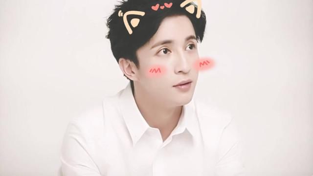 还记得谦谦发布的单曲《渡》中的一句歌词人设太可怜,希望你谅解。谦谦不怕,谦友一直在。 最近谦谦也是频繁的出现在公众视野,之前,他参加的综艺是讲段子,担当搞笑的角色。还记得他参加的一档《谁是大歌神》节目,每期会请歌手和模仿者,再让固定嘉宾和观众投票,薛之谦戴着搞怪的狐狸耳朵在一期节目中说:多希望能过以歌手的身份站在台上。 谦谦,你终于做到了。最棒的歌手!