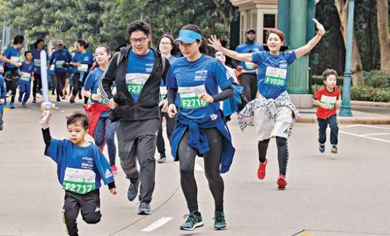郭晶晶一家三口跑马拉松,看看人家郭晶晶,给儿