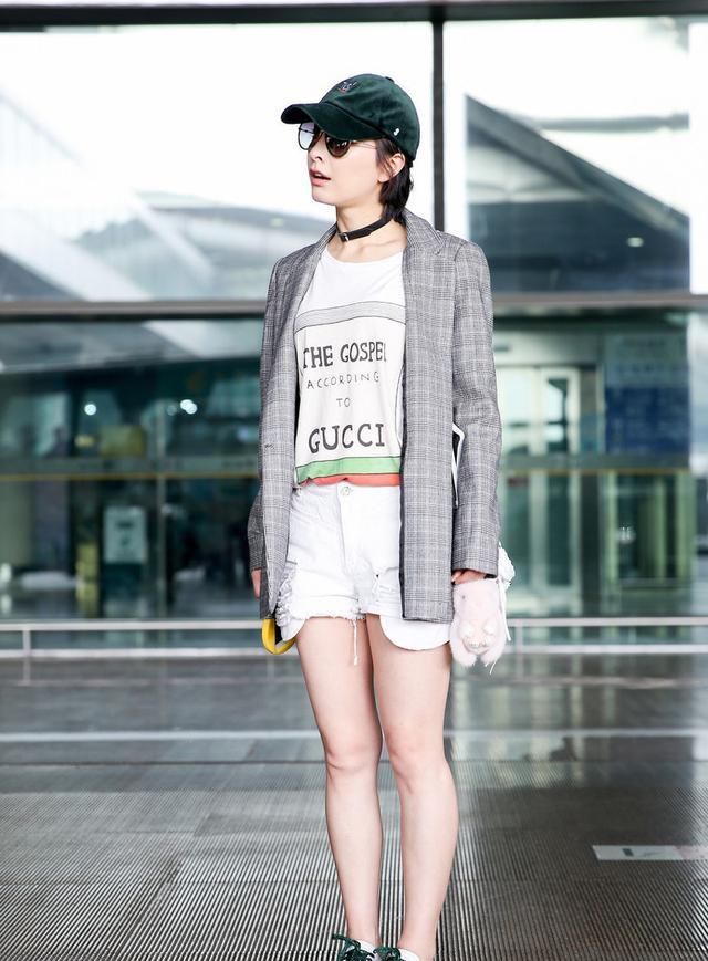吴昕越来越敢露，露脐上衣显得肚子圆鼓鼓，好在女团腿很加分