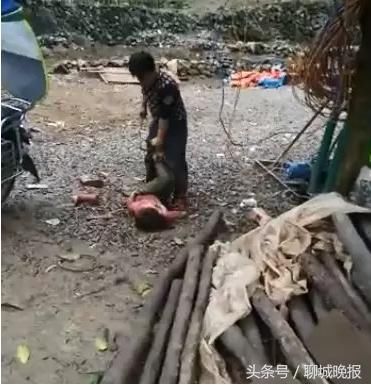 10岁女孩被捆绑倒挂摩托车拖行数百米,涉事男子是亲爹,网友炸了