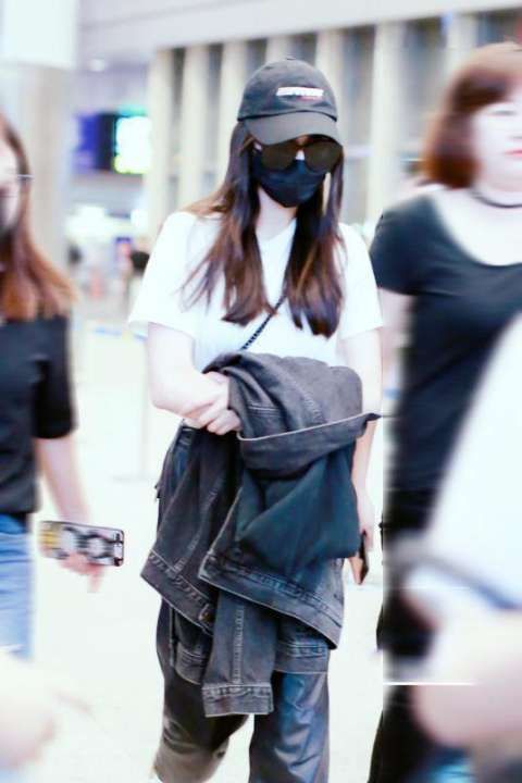 迪丽热巴现身机场,穿皮裤戴墨镜和口罩