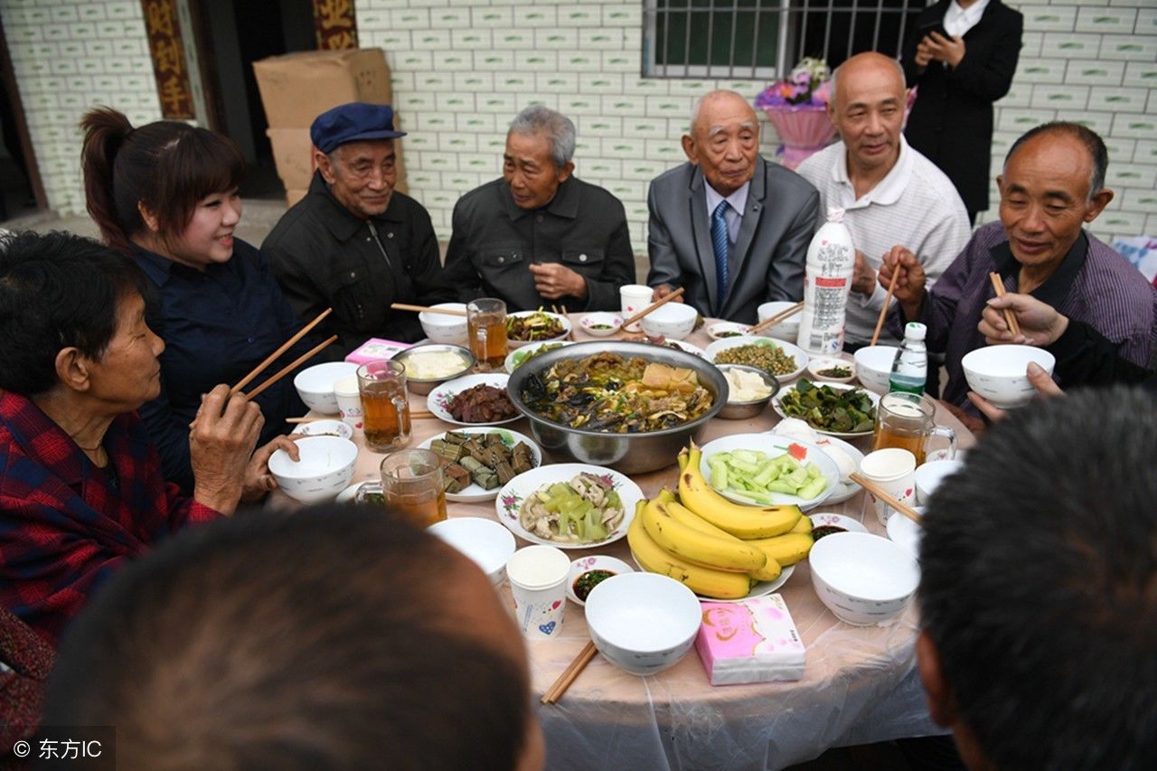 20岁离家抗日77年后回家，父母坟前跪拜敬香失声痛哭