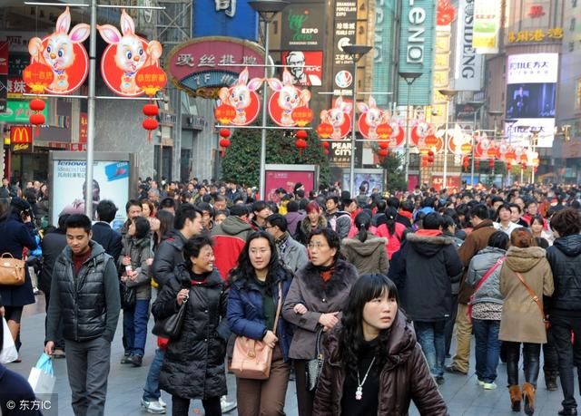 过年一家人去买衣服，小孩闹打妈妈，父亲走过来就踢，大家都说好