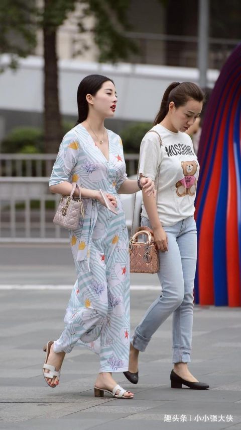 太古里最好看的美女 t01e9286b2c27a9daca.jpg