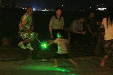 2秒即可点燃火柴,热门玩具激光笔威力究竟有多