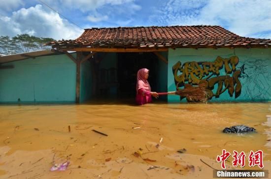 印尼多地暴雨引发洪水漫街 大量民众被堵