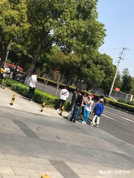 戚薇苏州拍戏李承铉带女儿探班,父女俩现身马