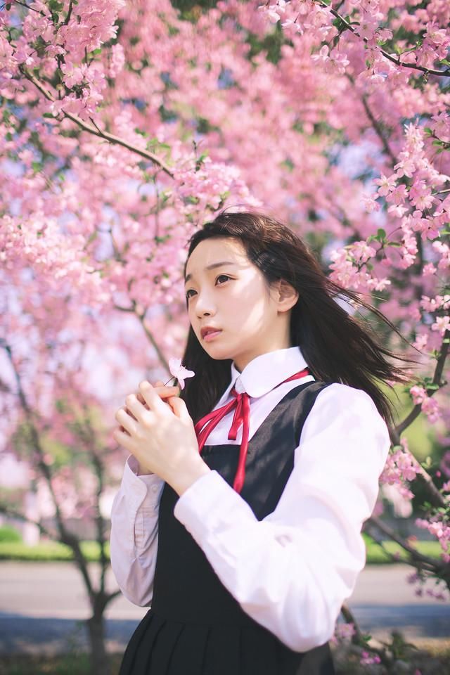 夜深了,一个人静静思考着人生