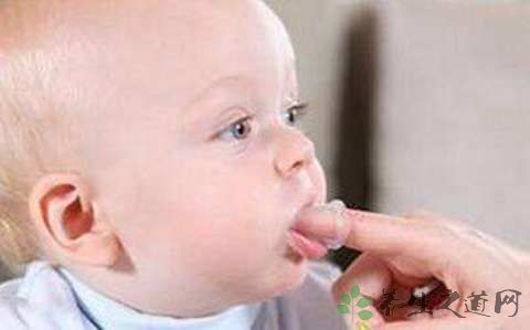如何给新生儿清洗口腔 t01e9a4237e5c11c6cc.jpg