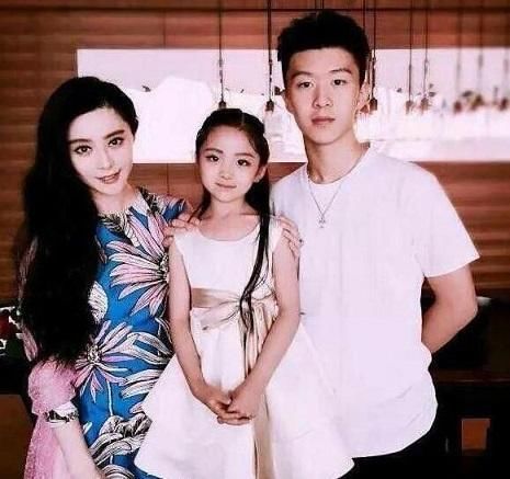 范丞丞步入成年晒18岁庆生照,借朋友之口再次